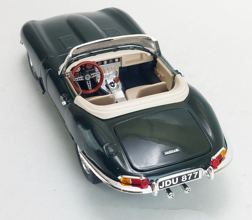 jaguar-E-type-Cabriolet-burago-1-18 (2)