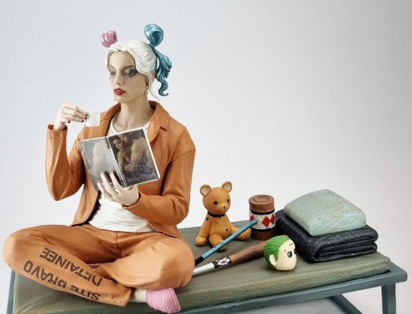 harley-quinn-prison-figure (1) هارلی کویین به همراه عروسک خرسی، توپ بیسبال و وسایل جانبی روی نیمکت زندان