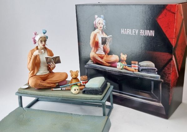 harley-quinn-prison-figure (2) بستهبندی مجسمه هارلی کویین روی نیمکت زندان، طراحی جذاب و مناسب هدیه