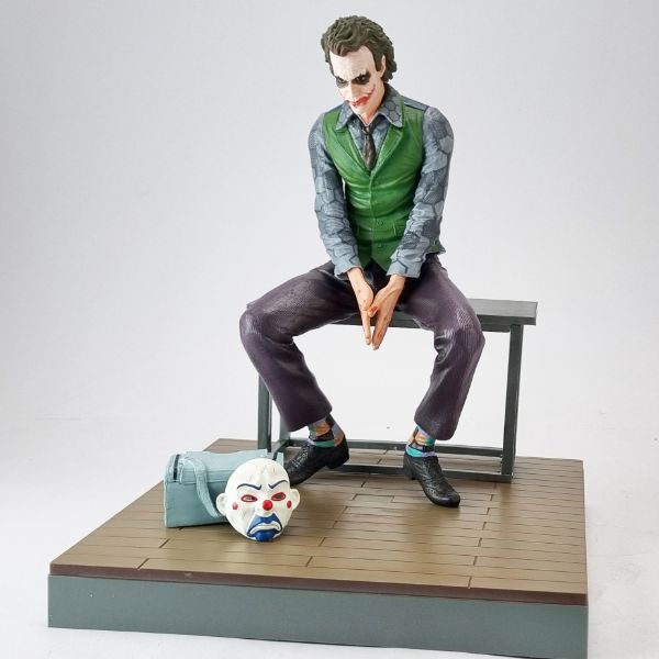 joker-bench-figure (1) جوکر هیث لجر نشسته روی نیمکت