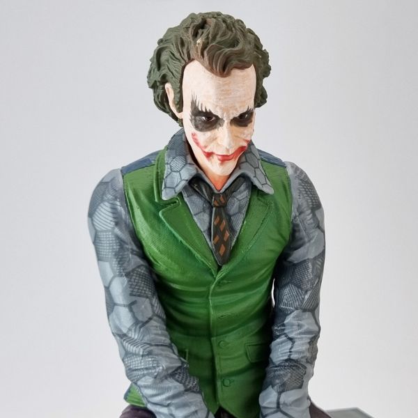 joker-bench-figure (2) فیگور جوکر در فیلم شوالیه تاریکی