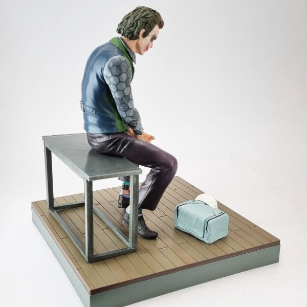 joker-bench-figure (3) فیگور جوکر فیلم کریستوفر نولان شوالیه تاریکی
